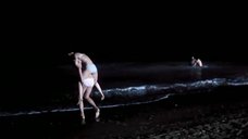 8. Ночное купание в море Клары Лаго и Йоханы Кобо – Песок в карманах