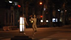 Полностью голая Ирена Монтала бегает по улицам города