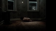2. Голая Кэрис ван Хаутен лежит на полу – Черные бабочки