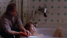 1. Марию Шнайдер моют в ванной – Последнее танго в Париже