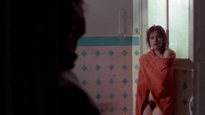 18. Марию Шнайдер моют в ванной – Последнее танго в Париже