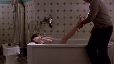 5. Марию Шнайдер моют в ванной – Последнее танго в Париже