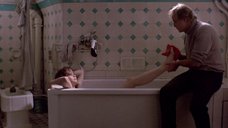 6. Марию Шнайдер моют в ванной – Последнее танго в Париже