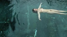 1. Обнаженная женщина плавает в бассейне – Молодость