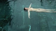 3. Обнаженная женщина плавает в бассейне – Молодость