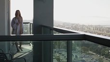 5. Наоми Уоттс демонстрирует свои прелести соседу на балконе – Мать и дитя