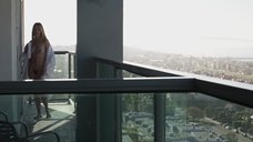 6. Наоми Уоттс демонстрирует свои прелести соседу на балконе – Мать и дитя