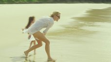 1. Наоми Уоттс, Джессика Тоуви и Софи Лоу развлекаются на пляже – Тайное влечение
