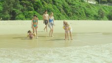 Наоми Уоттс, Джессика Тоуви и Софи Лоу развлекаются на пляже