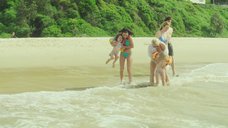 4. Наоми Уоттс, Джессика Тоуви и Софи Лоу развлекаются на пляже – Тайное влечение