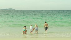 5. Наоми Уоттс, Джессика Тоуви и Софи Лоу развлекаются на пляже – Тайное влечение