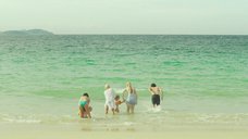 6. Наоми Уоттс, Джессика Тоуви и Софи Лоу развлекаются на пляже – Тайное влечение