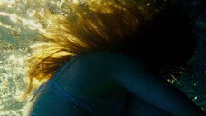 10. Мария Вальверде купается в бассейне – Три метра над уровнем неба