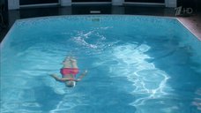 2. Екатерина Волкова плавает в бассейне – Влюбленные женщины