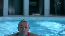 3. Екатерина Волкова плавает в бассейне – Влюбленные женщины