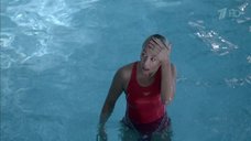 4. Екатерина Волкова плавает в бассейне – Влюбленные женщины