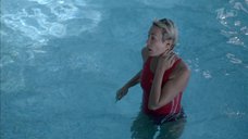 6. Екатерина Волкова плавает в бассейне – Влюбленные женщины