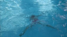 7. Екатерина Волкова плавает в бассейне – Влюбленные женщины