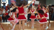 1. Ким Кардашьян и Ванесса Миннилло танцуют в группе поддержки – Нереальный блокбастер