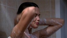 Юлия Галкина принимает душ