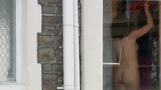 3. Голая женщина у окна – Молокососы