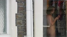 5. Голая женщина у окна – Молокососы
