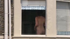 7. Полностью голая женщина у окна – Молокососы