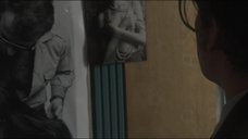 6. Кадры с полуголой Стэйси Мартин – Дама в очках и с ружьем в автомобиле