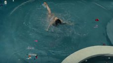 1. Вероника Розати топлес плавает в бассейне – Настоящий детектив