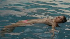 3. Вероника Розати топлес плавает в бассейне – Настоящий детектив