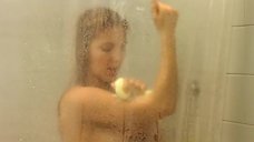 1. Эльза Патаки принимает душ за прозрачной шторкой – Нинетт