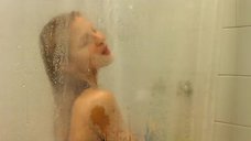 2. Эльза Патаки принимает душ за прозрачной шторкой – Нинетт