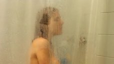 5. Эльза Патаки принимает душ за прозрачной шторкой – Нинетт