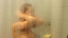 7. Эльза Патаки принимает душ за прозрачной шторкой – Нинетт