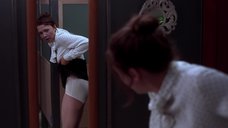 1. Мэгги Джилленхол рассматривает свою попку в зеркале – Секретарша