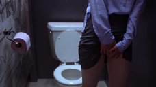 2. Мэгги Джилленхол мастурбирует в туалете – Секретарша