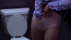 4. Мэгги Джилленхол мастурбирует в туалете – Секретарша