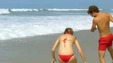 1. Леа Сейду бегает по пляжу в купальнике – Строго на юг