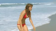 3. Леа Сейду бегает по пляжу в купальнике – Строго на юг