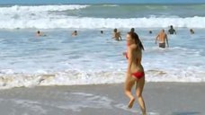 4. Леа Сейду бегает по пляжу в купальнике – Строго на юг
