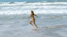 5. Леа Сейду бегает по пляжу в купальнике – Строго на юг