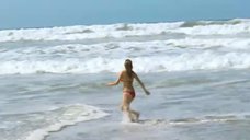 6. Леа Сейду бегает по пляжу в купальнике – Строго на юг