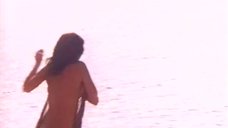 14. Полуголая Орнелла Мути бегает по пляжу – Солнце на коже