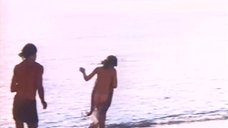 15. Полуголая Орнелла Мути бегает по пляжу – Солнце на коже