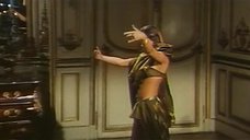 1. Индийский танец полуголой Орнеллы Мути – Идеальное место для убийства