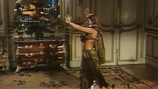 2. Индийский танец полуголой Орнеллы Мути – Идеальное место для убийства