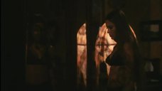 3. Орнелла Мути мастурбирует перед зеркалом – Спальня епископа