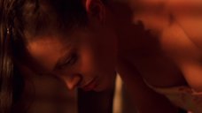 16. Сексуальная сцена с Анджелиной Джоли – Лара Крофт: Расхитительница гробниц 2 – Колыбель жизни