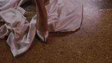 6. Анджелина Джоли снимает платье – Турист