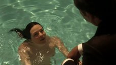 Джессика Маре плавает обнаженной в бассейне